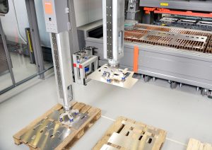 A part removal system sorts cut blanks to the appropriate pallet. Stacking can be planned in the right sequence and orientation. 